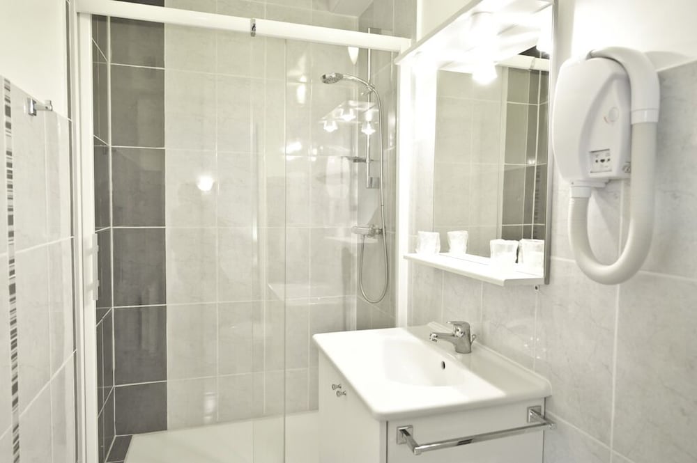 Standard Quadruple Room, Private Bathroom photo 2