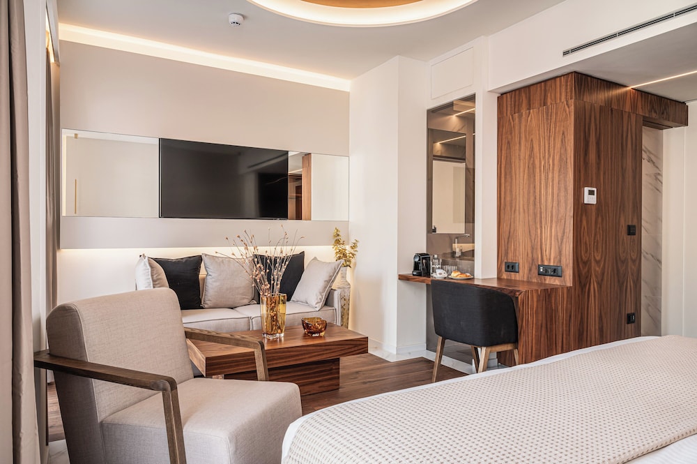 One Bedroom Junior Suite with Side Sea View photo 2