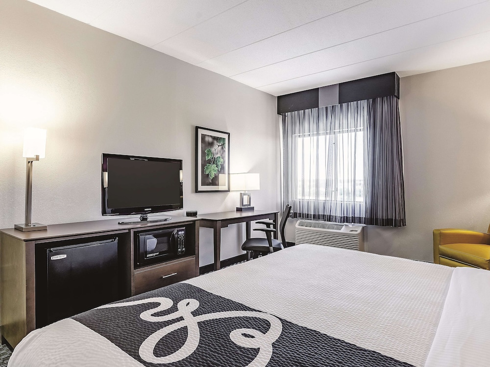 Room, 1 King Bed, Non Smoking - Photo 3