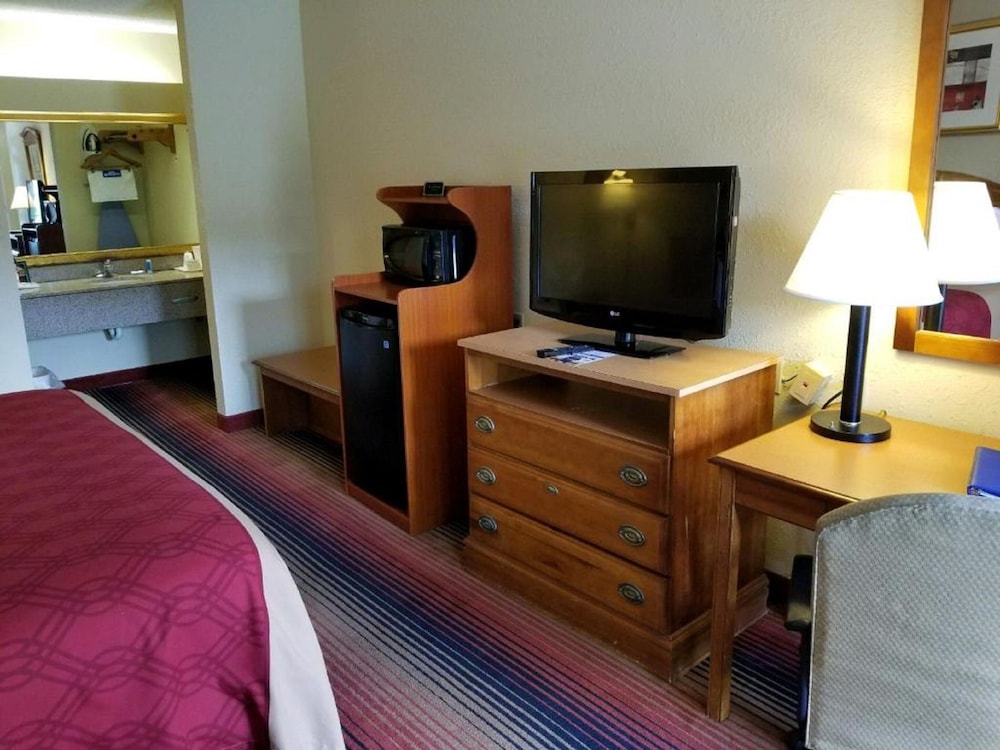 Room, 1 King Bed, Non Smoking - Photo 3