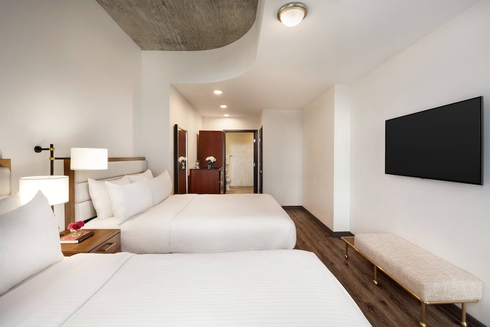 Suite, 1 Bedroom, Balcony - Photo 2