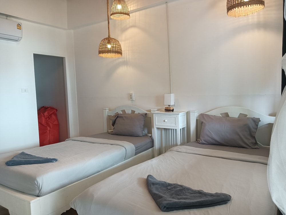 Twin bed room with patio