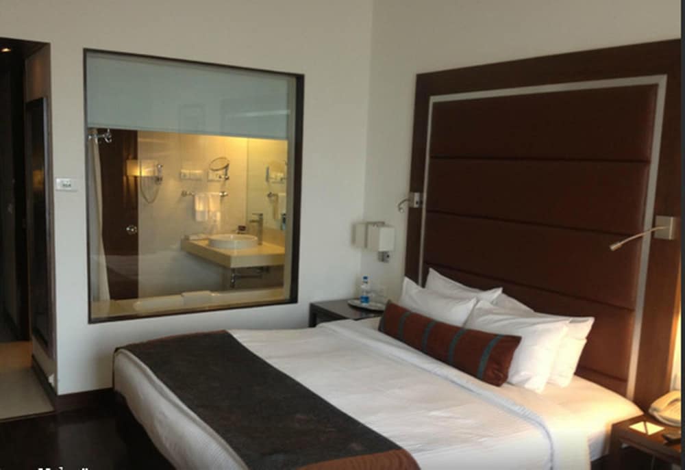 Deluxe Room with Bathtub - Photo 3