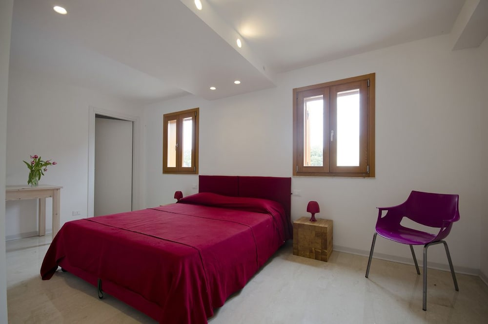 Basic Double Room, 1 Queen Bed, Non Smoking, Garden View photo 1