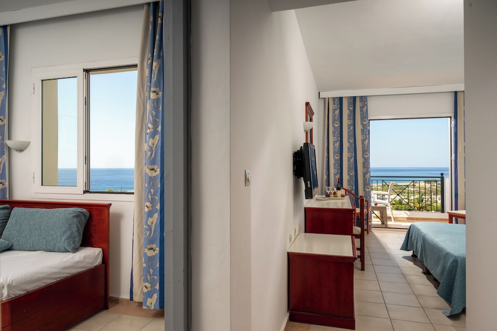 Family Room, Sea View - Photo 2