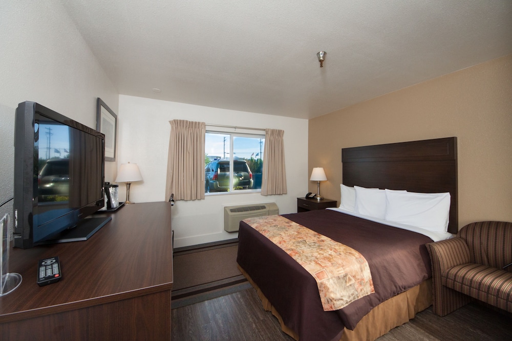 Suite, 1 King Bed, Non Smoking, Mountain View (Separate Living Room) photo 2