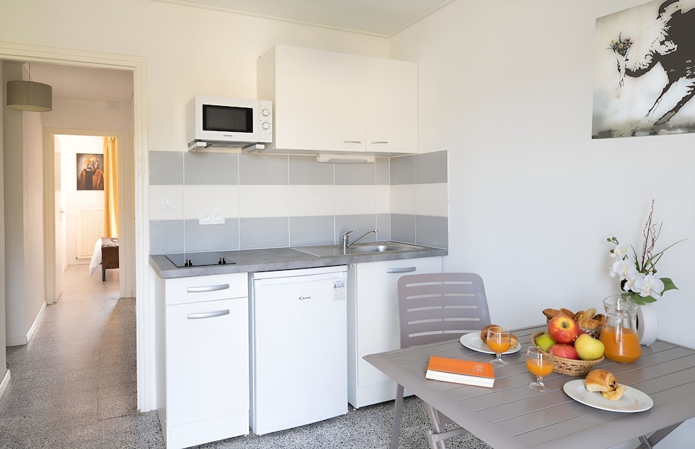 Standard Apartment, 1 Queen Bed, Kitchen photo 3