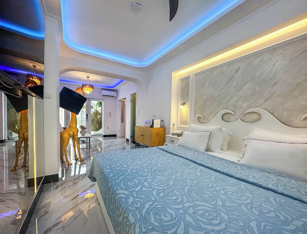Flare Suite Sea View with Table Fireplace & Indoor Jetted Tub photo 3