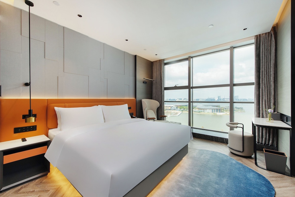 Deluxe Room, 1 King Bed, Lake View