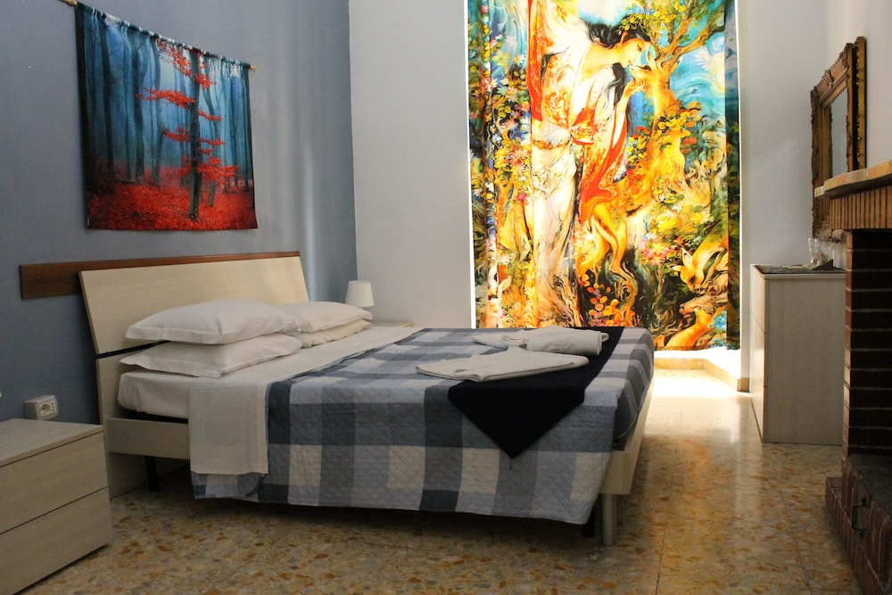 Double or Twin Room, Shared Bathroom (Via Principe Amedeo, 62) photo 3