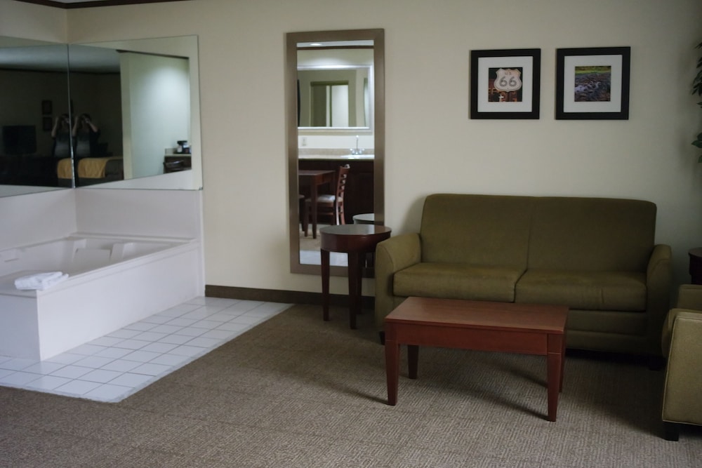 Suite, 1 King Bed, Non Smoking, Jetted Tub (Efficiency, Upgrade) - Photo 2