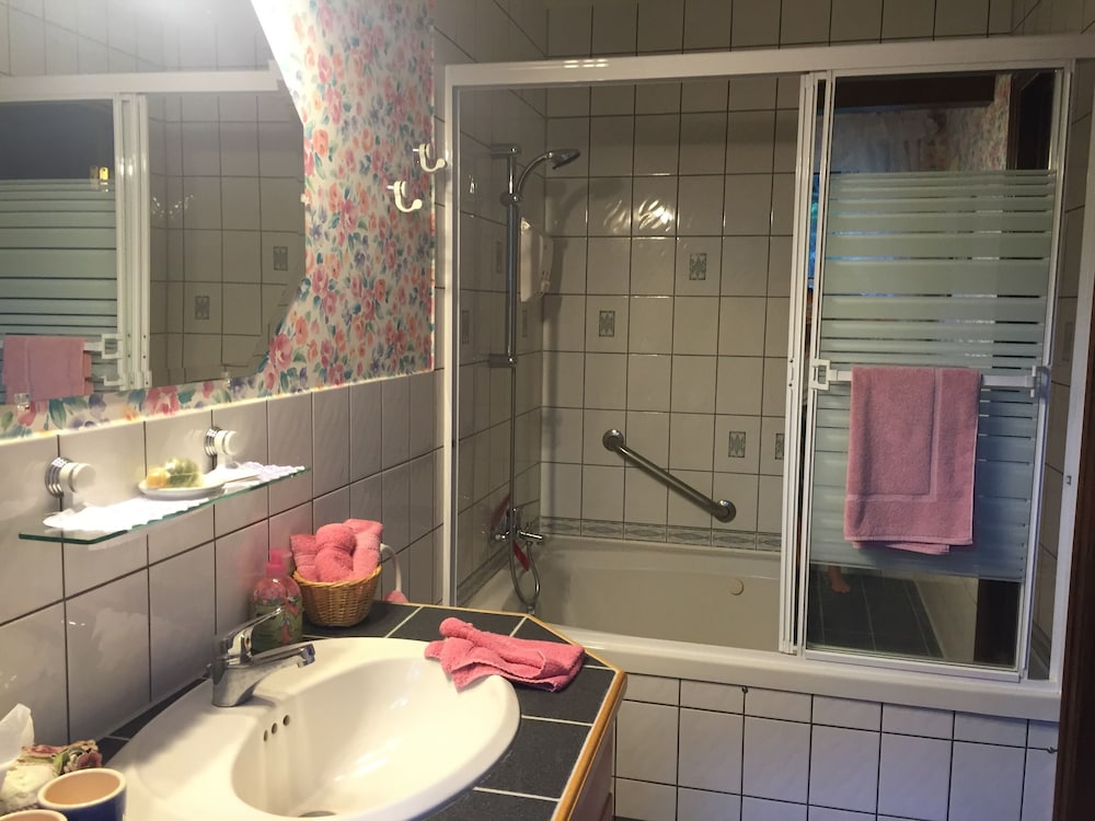 Signature Suite, 1 King Bed, Non Smoking, Garden View photo 2