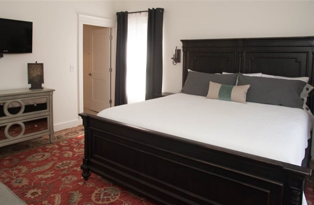 Room, Private Bathroom (4 - Monticello)