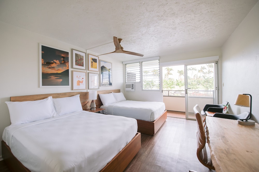 Room, 2 Double Beds, Balcony, Bay View - Photo 1
