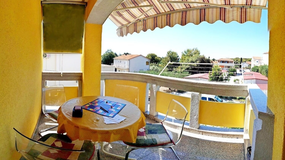 Apartment (Amalia - family friendly with parking)