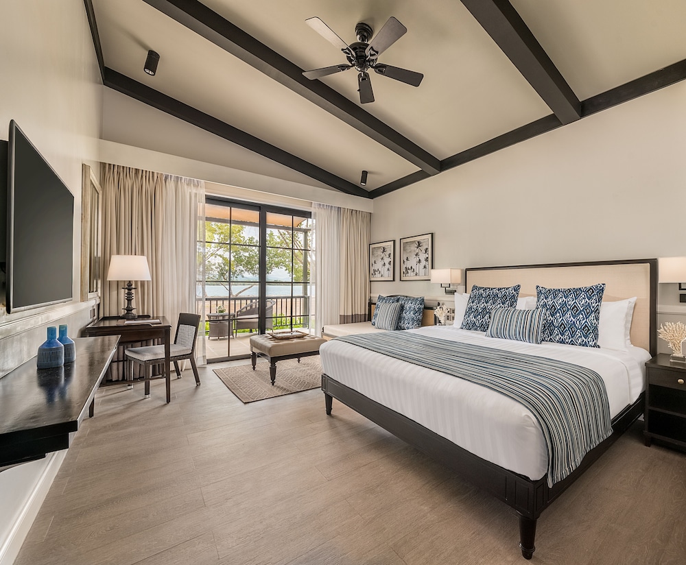 1 Bedroom Ocean Suite with Pool, King - Photo 1