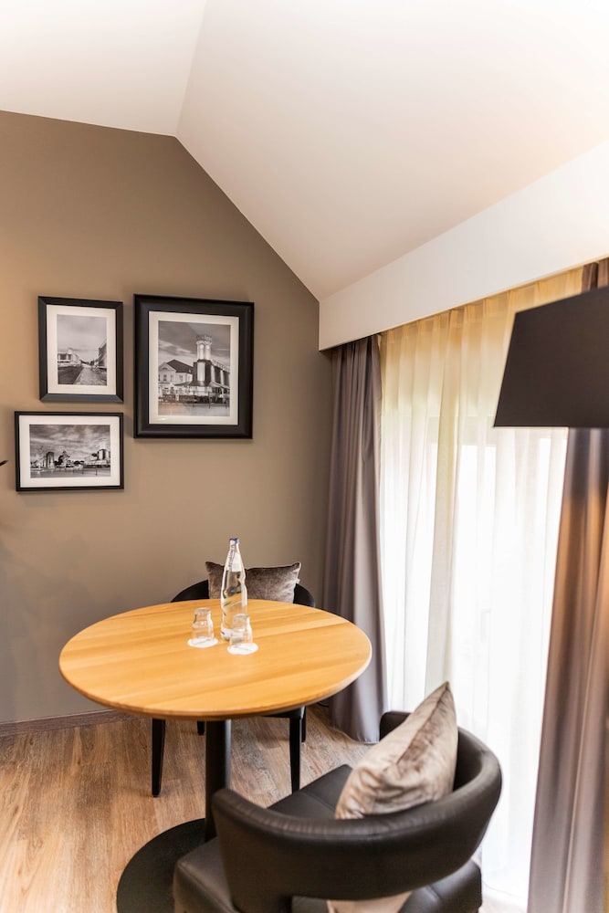 Suite, 1 Queen Bed, Refrigerator