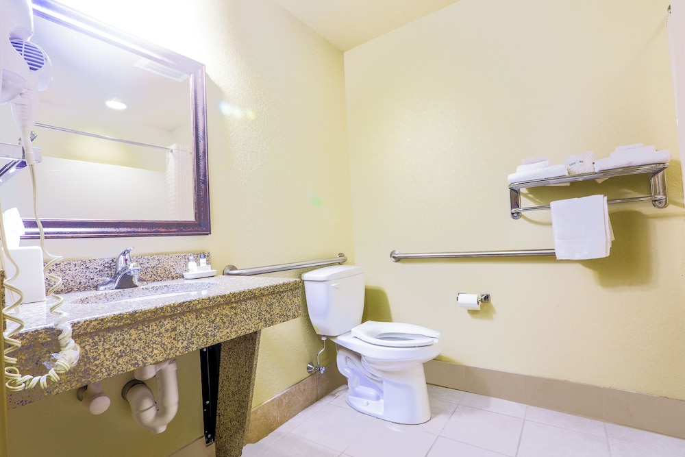 Room, 1 King Bed, Accessible Bathtub photo 3