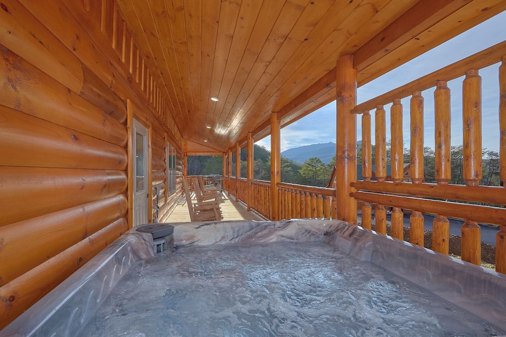 Cabin, Multiple Beds, Hot Tub, Mountain View (Chilling Bear Lodge)