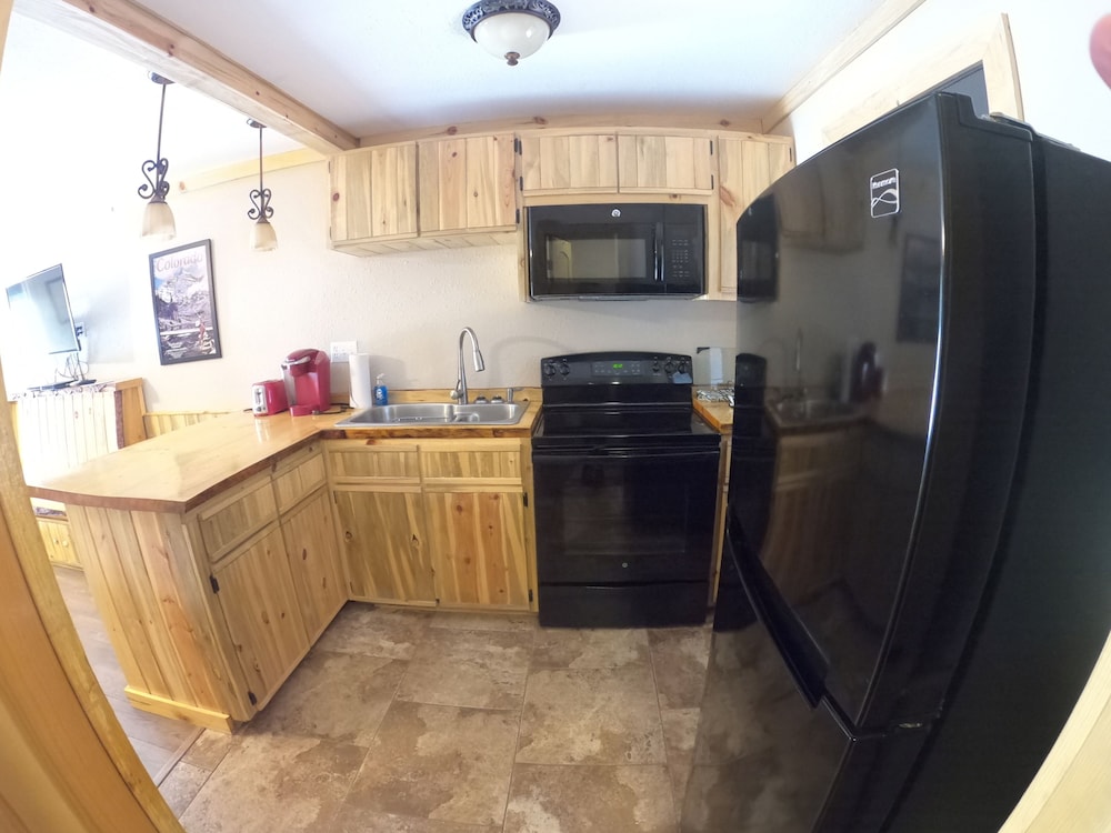 Double Queen Bed Kitchen Tub/Shower photo 1