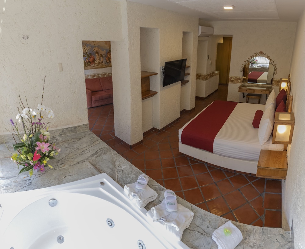 Terrace Suite, King bed and Jacuzzi - Photo 7