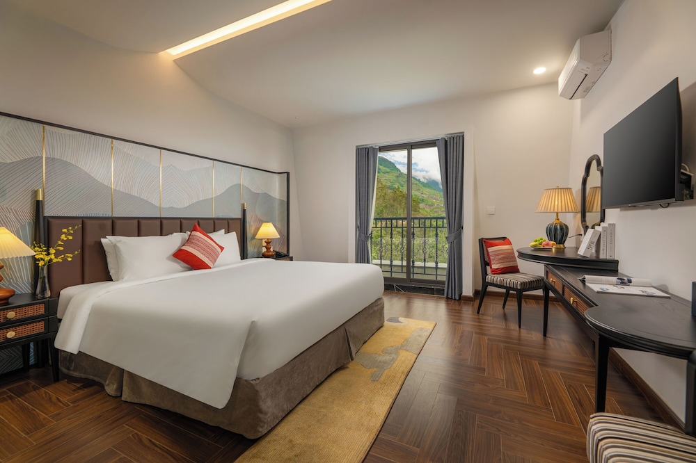 Deluxe Mountain View King Bed with Balcony