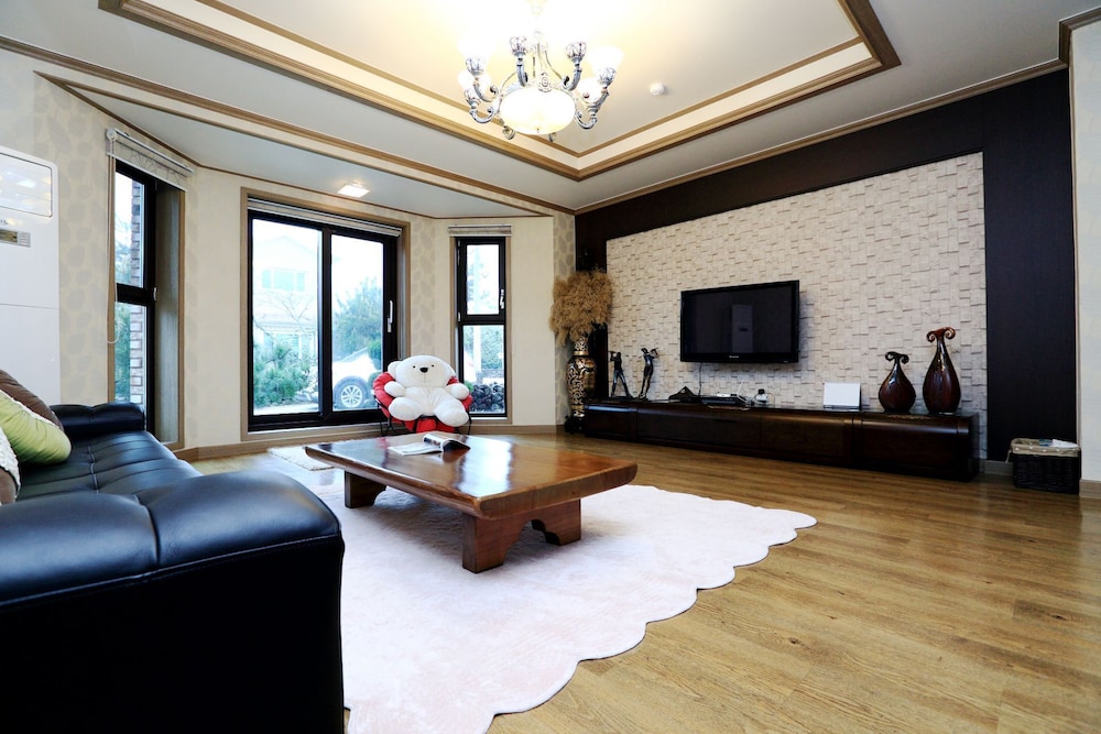 Pine 1st Floor photo 2