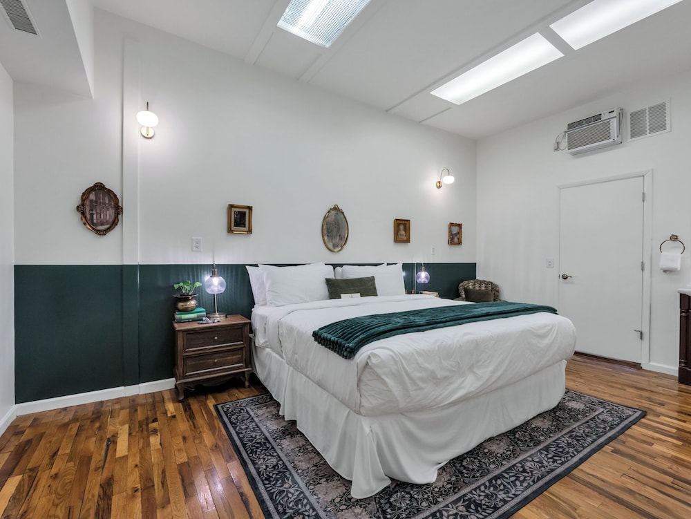 Carriage House Room 2 photo 1