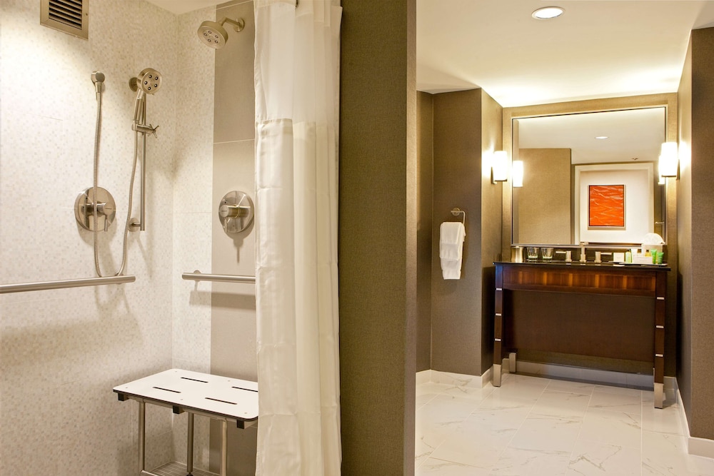 Executive Suite, 1 King Bed, Accessible - Photo 4