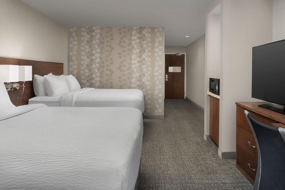 Room, 2 Queen Beds (Mobility/Hearing Accessible, Tub) - Photo 4