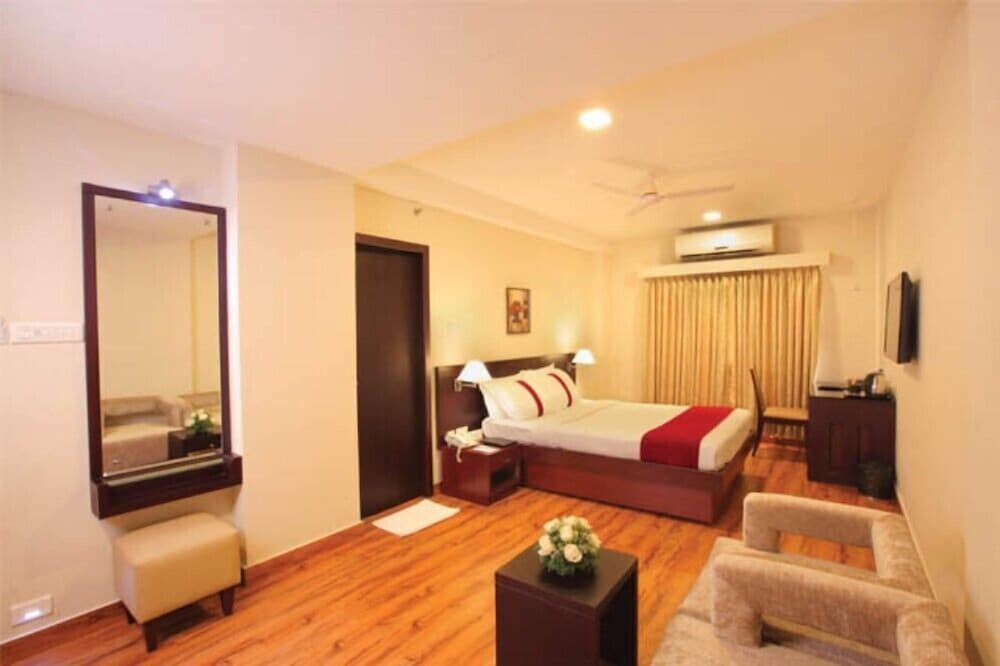 Deluxe Double Room, 1 King Bed, Smoking, City View photo 2