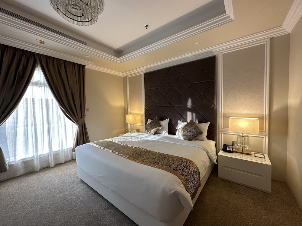 Deluxe King Suite - Photo 1