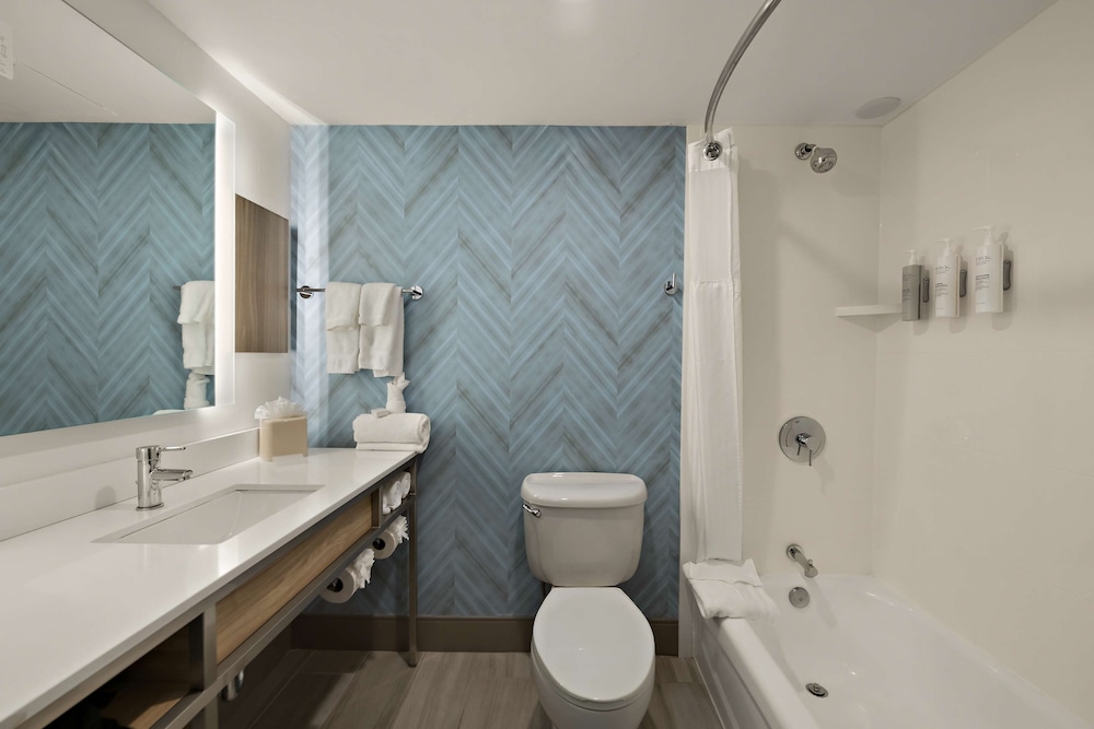 Deluxe Suite, Multiple Beds, Accessible - Photo 4