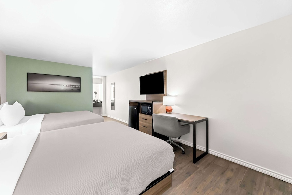 Standard Room, 2 Queen Beds, Non Smoking - Photo 3