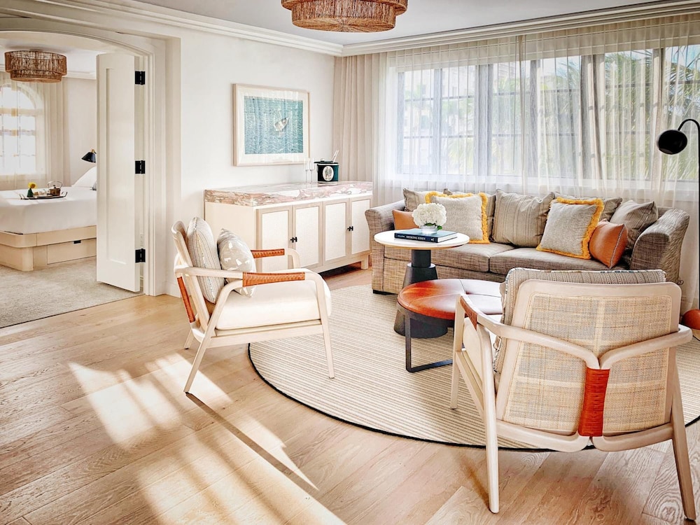 King Suite w/ Open Balcony photo 3