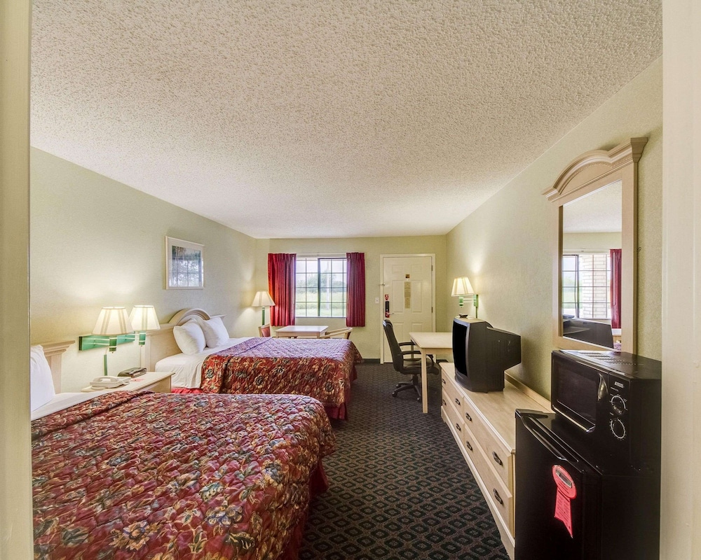 Standard Room, 2 Queen Beds, Non Smoking - Photo 3