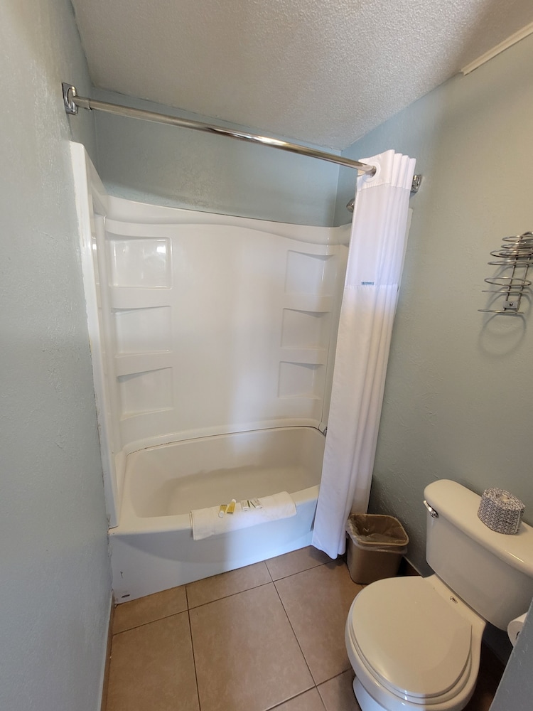 Room, Multiple Beds, Non Smoking - Photo 11