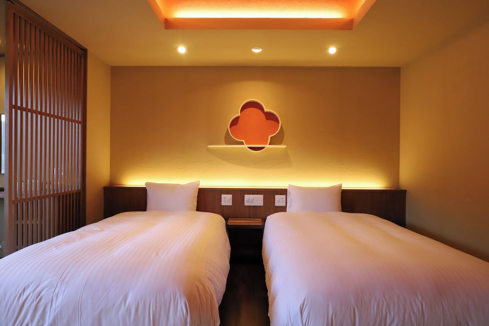 [Roshokan Japanese western style room] Twin bed with Futon & Shower room photo 2