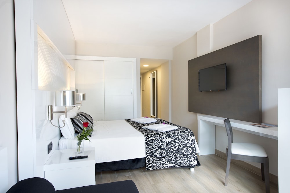 Junior Suite, Pool View (Swim Up, 3 Adults)