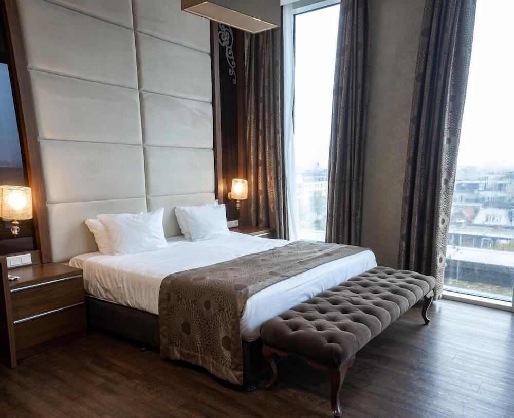 Luxury Penthouse, 1 King Bed thumbnail 5