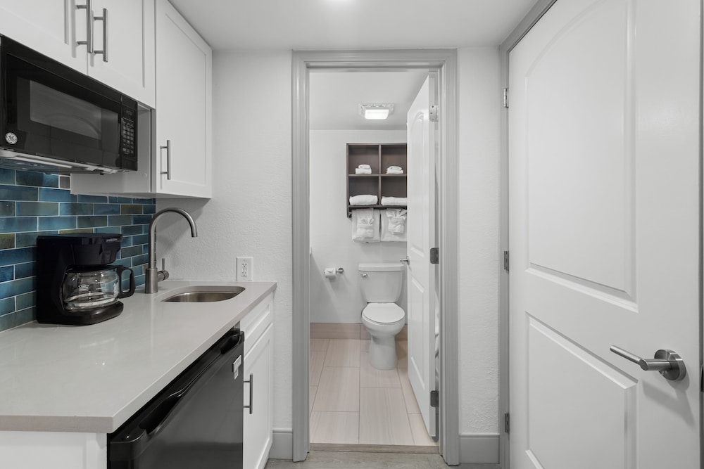 Schooner Ocean View Deluxe Room - Photo 9