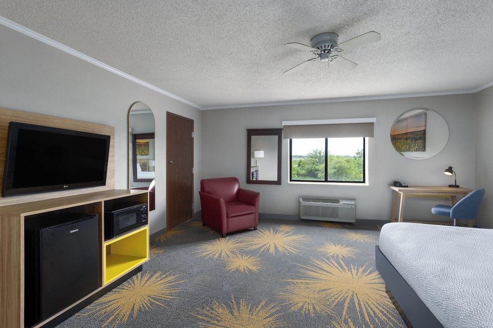 Suite, 1 King Bed, Non Smoking - Photo 2