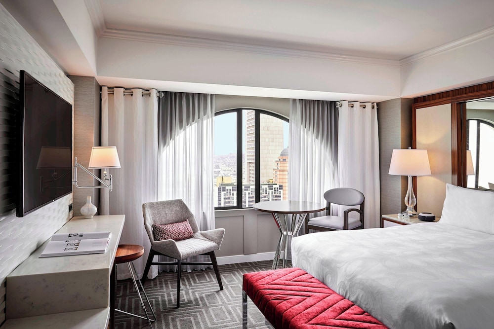 Room, 1 King Bed (Mobility/Hearing Access, Roll-In Shwr)