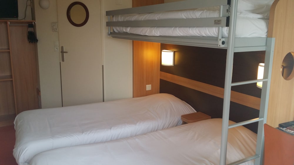 Standard Room, 3 Twin Beds - Photo 3