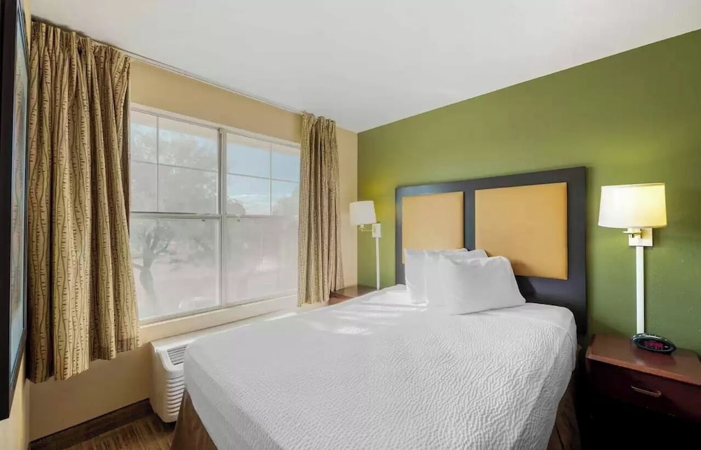 Suite, 1 Queen Bed, Non Smoking - Photo 2