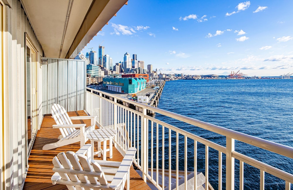 Junior Suite (Over Water) - Photo 9