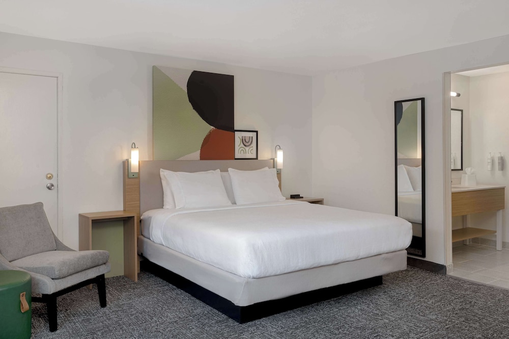Room, 1 King Bed - Photo 2