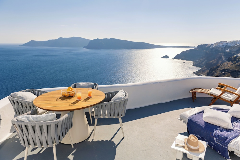 The Captain's Suite with Hot Tub & Caldera View - Photo 1