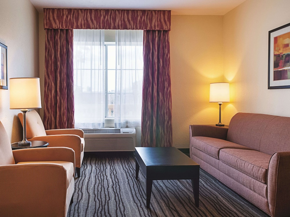 Deluxe Suite, 1 King Bed, Non Smoking - Photo 4
