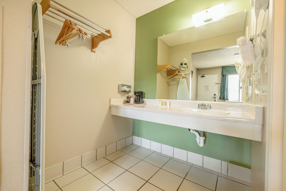 Deluxe Room, 1 King Bed, Non Smoking - Photo 6